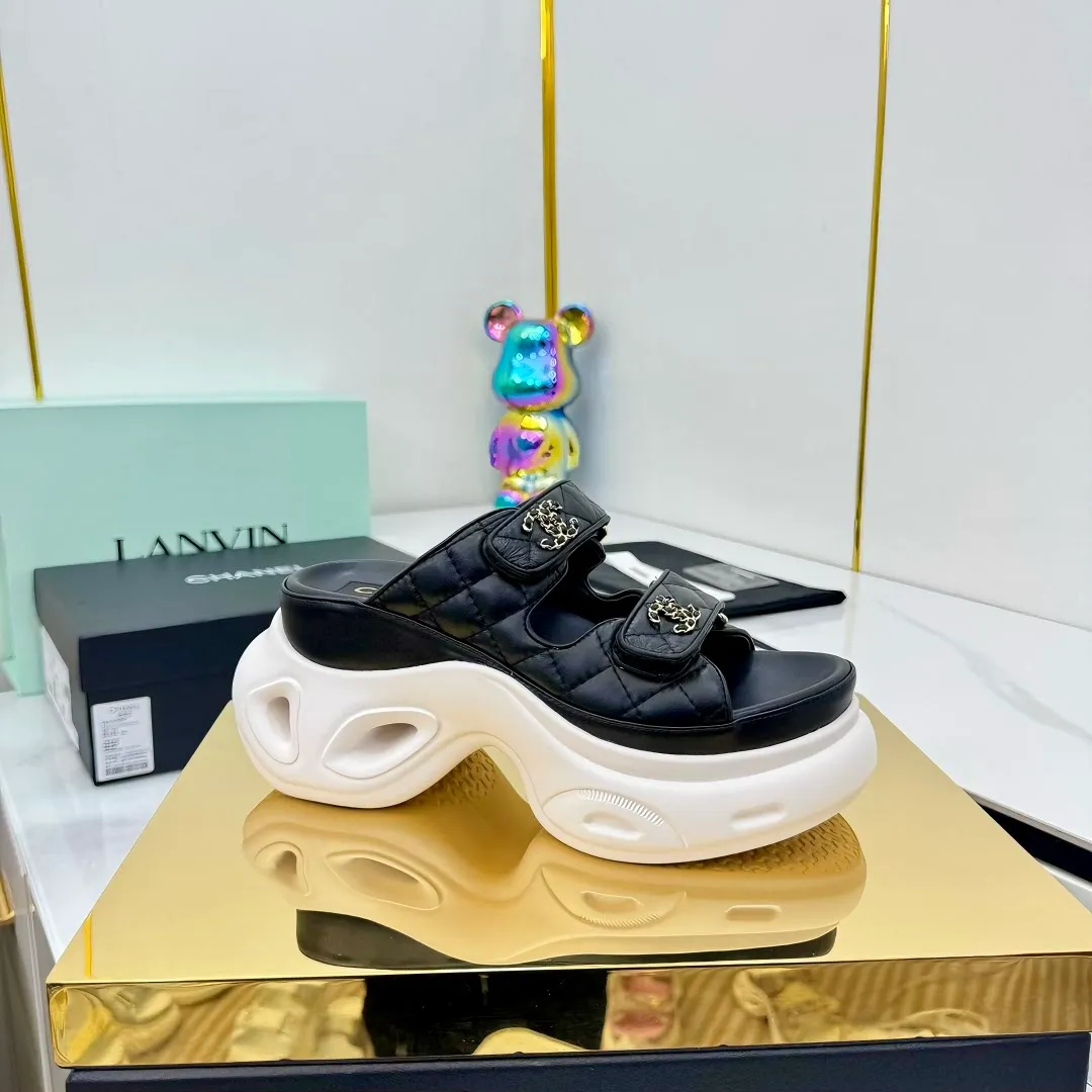 👟👟Ex-factory price 680👟👟 Top version... Chanel｜Chanel Xiaoxiang Velcro Beach Slippers Slippers Casual Beach Shoes 25ss Spring and Summer New Style! Beach shoes are a hit all over the internet! The latest model from the counter, I am still willing to buy it on my feet. It must be ranked among the most popular models. It is invincible in all seasons. Various bloggers and Internet celebrities can see the matching styles. Highly recommended. Pearlescent sheepskin upper, sheepskin lining, suede for feet. Original open-molded TPU outsole size: 35-40 (customized for 40 and 41). Full set of original packaging 👉 👉 👉 👉 👉